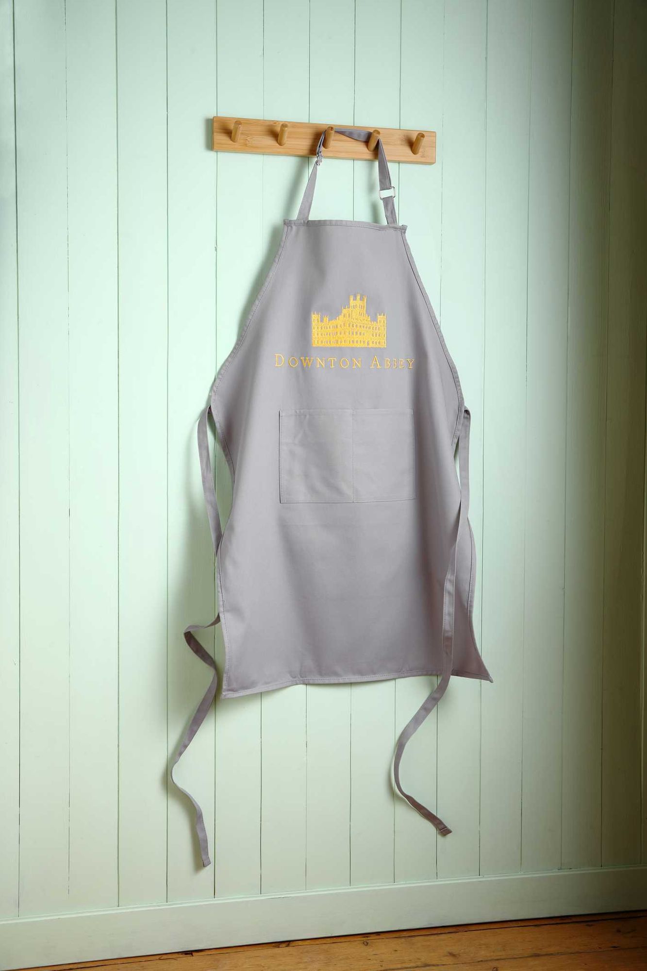The Official Downton Abbey Cookbook Gift Set (bookÃ¯Â¿Â½and apron)