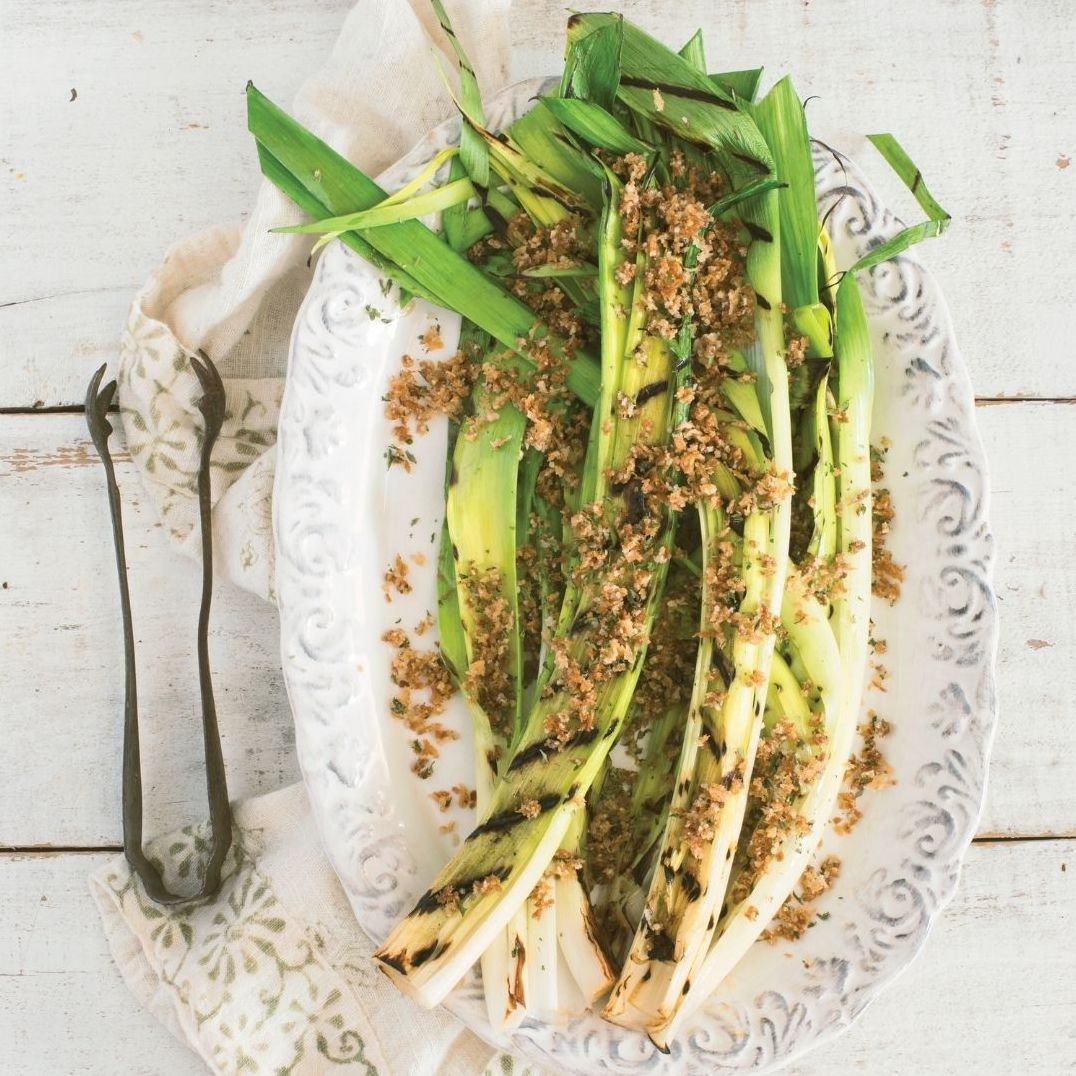The Camp & Cabin Cookbook: 100 Recipes to Prepare Wherever You Go