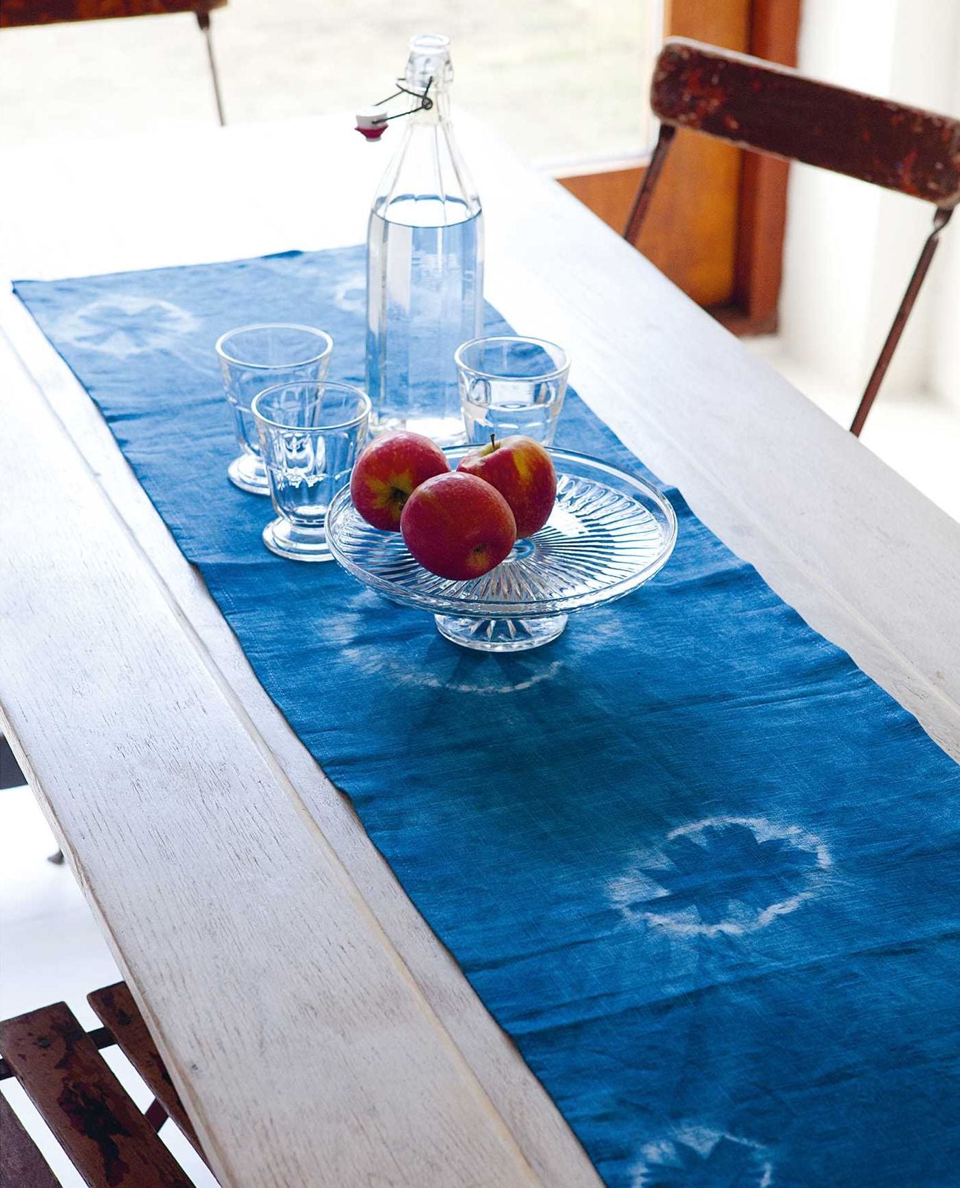 Shibori: The art of indigo dyeing with step-by-step techniques and 25 projects to make