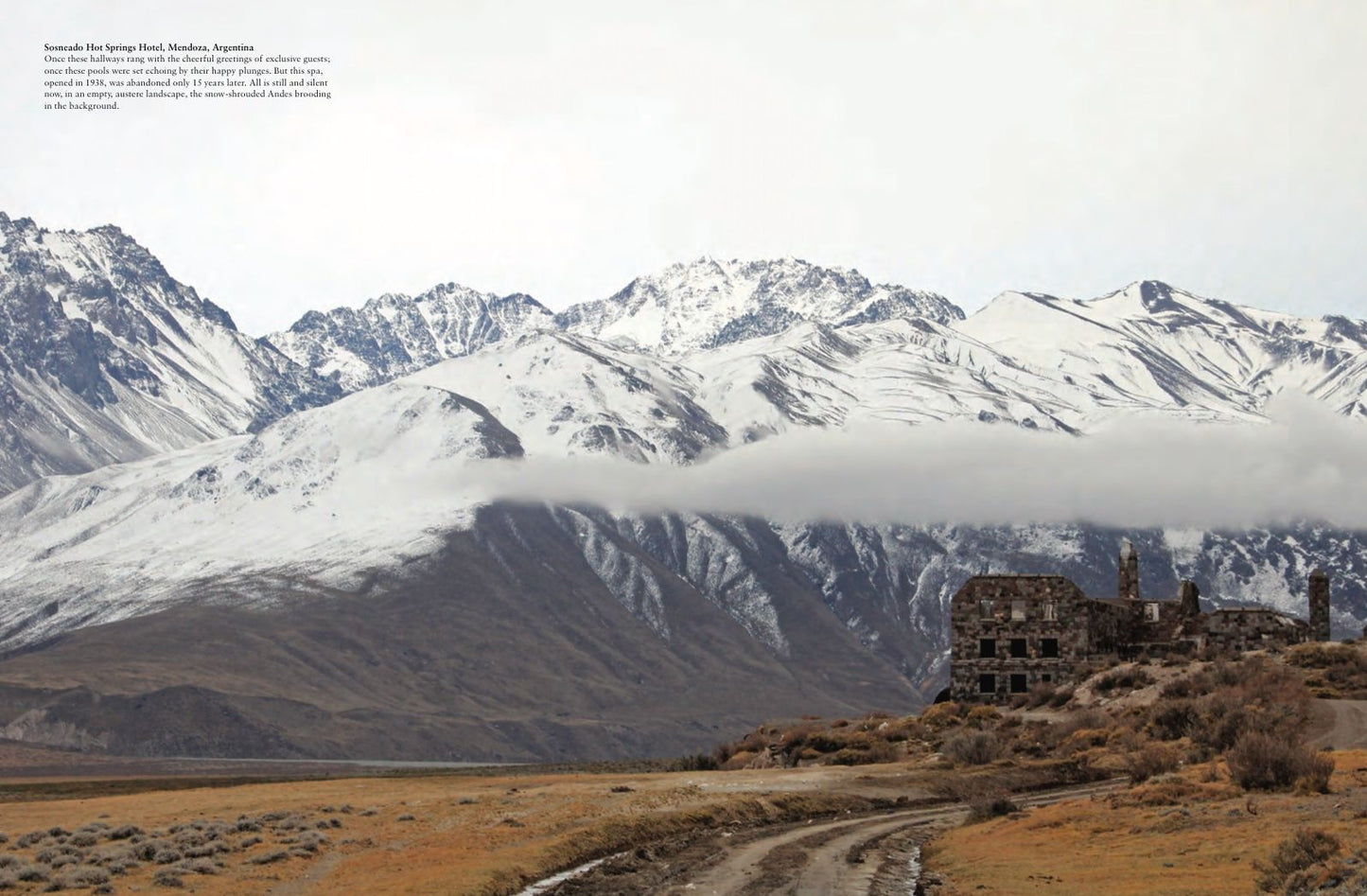 Abandoned Palaces: Great Houses, Mansions, Estates and Hotels Suspended in Time