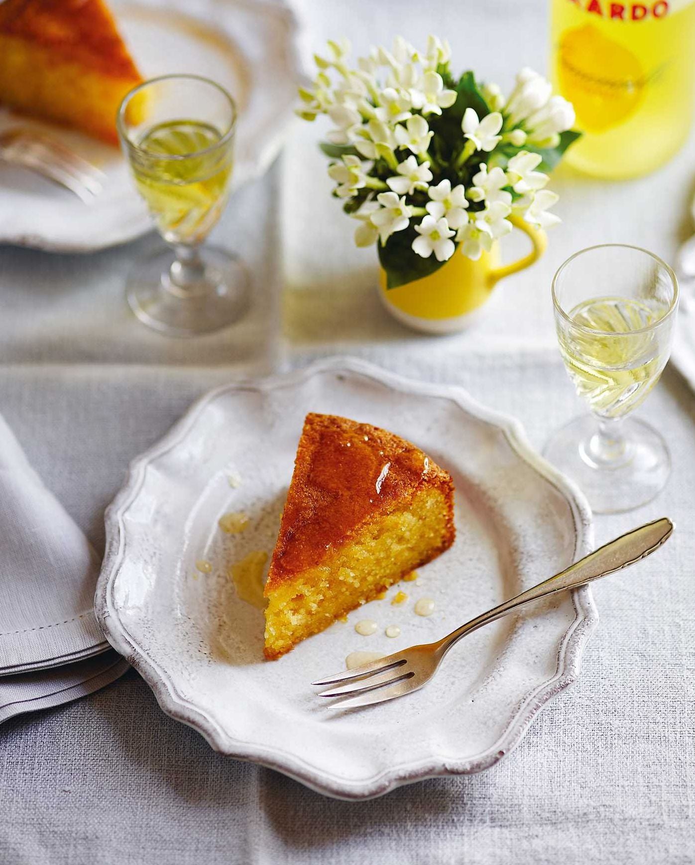 LOLA's: A Cake Journey Around the World: 70 of the most delicious and iconic cake recipes discovered on our travels