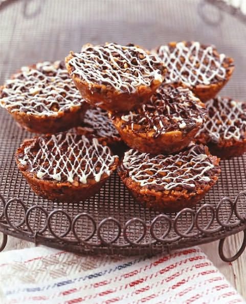 Small Cakes: From Fondant Fancies to Florentines