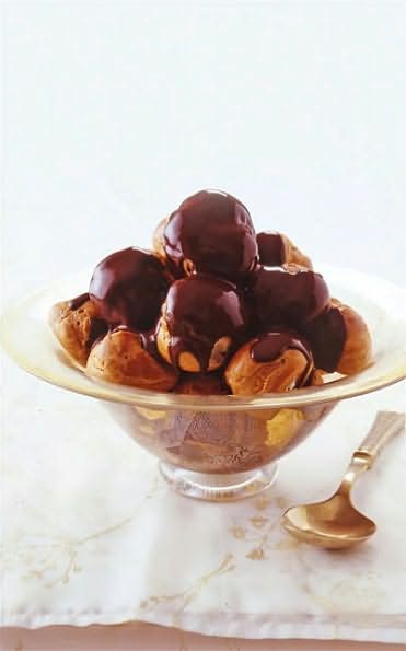 Small Cakes: From Fondant Fancies to Florentines