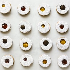 Zoë Bakes Cookies: Everything You Need to Know to Make Your Favorite Cookies and Bars [A Baking Book]