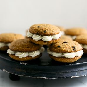 Zoë Bakes Cookies: Everything You Need to Know to Make Your Favorite Cookies and Bars [A Baking Book]