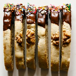Zoë Bakes Cookies: Everything You Need to Know to Make Your Favorite Cookies and Bars [A Baking Book]
