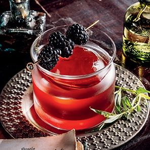 Puncheons and Flagons: The Official Dungeons & Dragons Cocktail Book [A Cocktail and Mocktail Recipe Book]