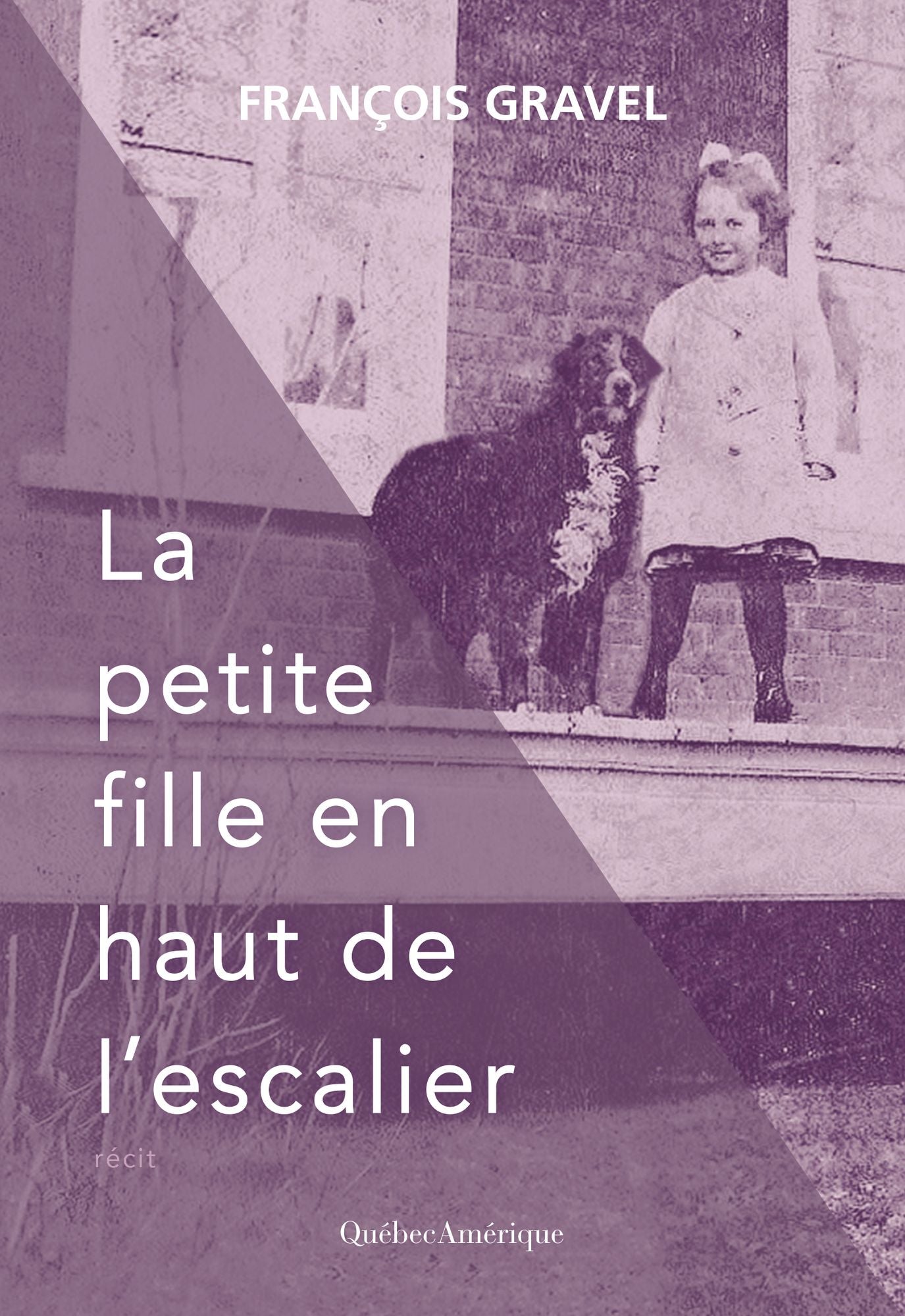 La petite fille en haut de l'escalier