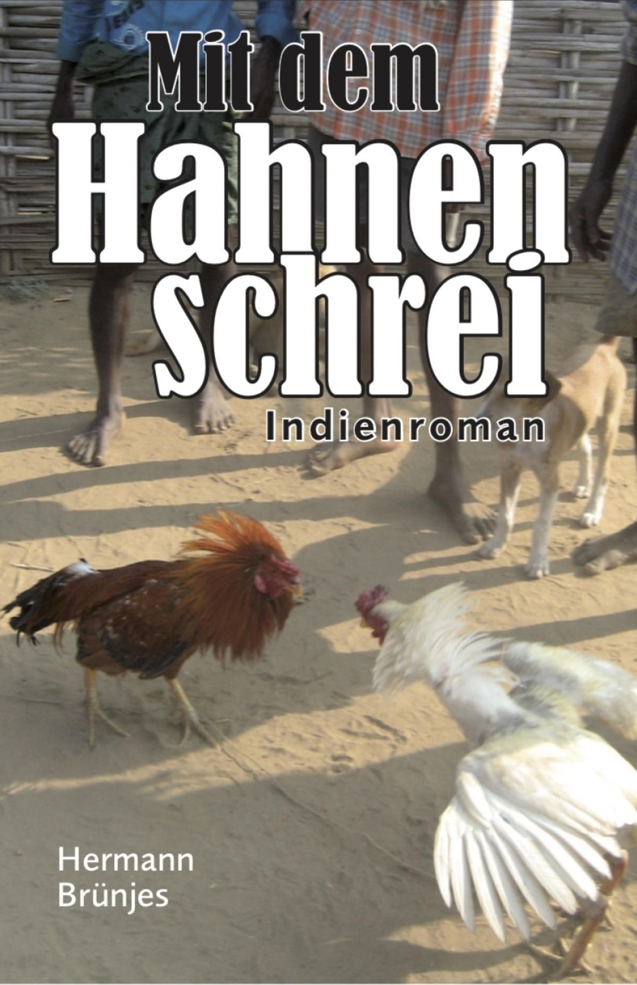 Mit dem Hahnenschrei: Indienroman