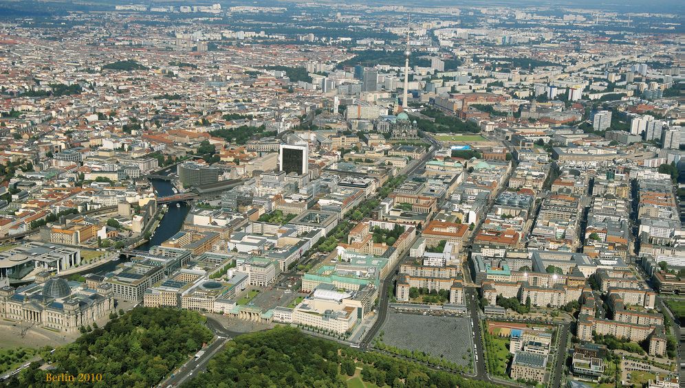 Berlin - Yesterday and Today: Gestern Und Heute