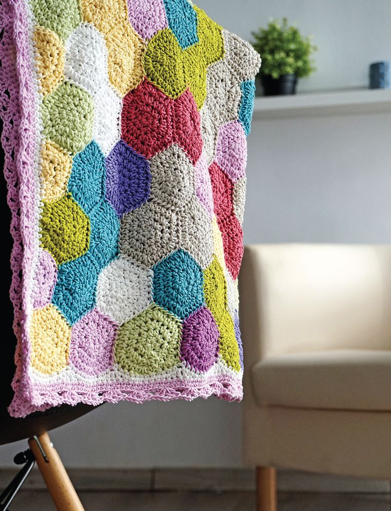 Home Decoration in Crochet: 25 Colourful Designs to Brighten Your Home