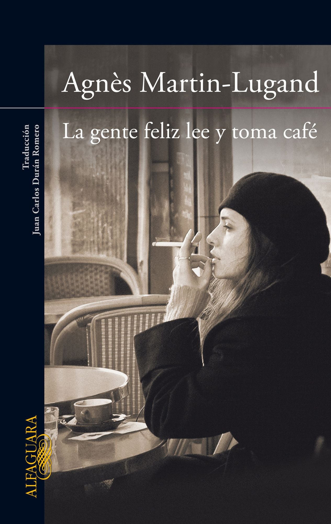 La gente feliz lee y toma café