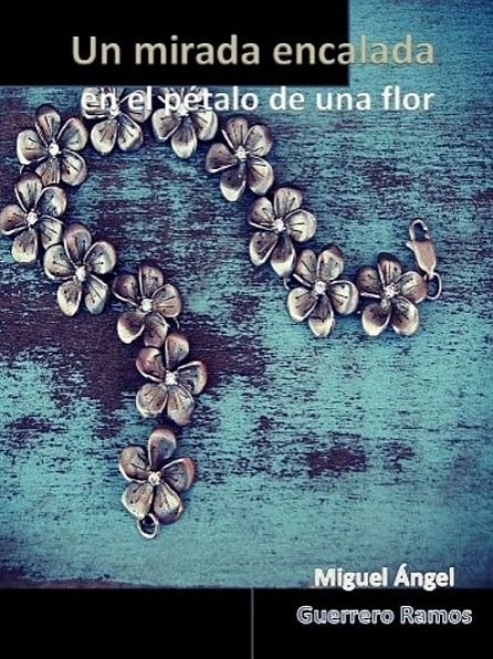 Una mirada encalada en el pétalo de una flor