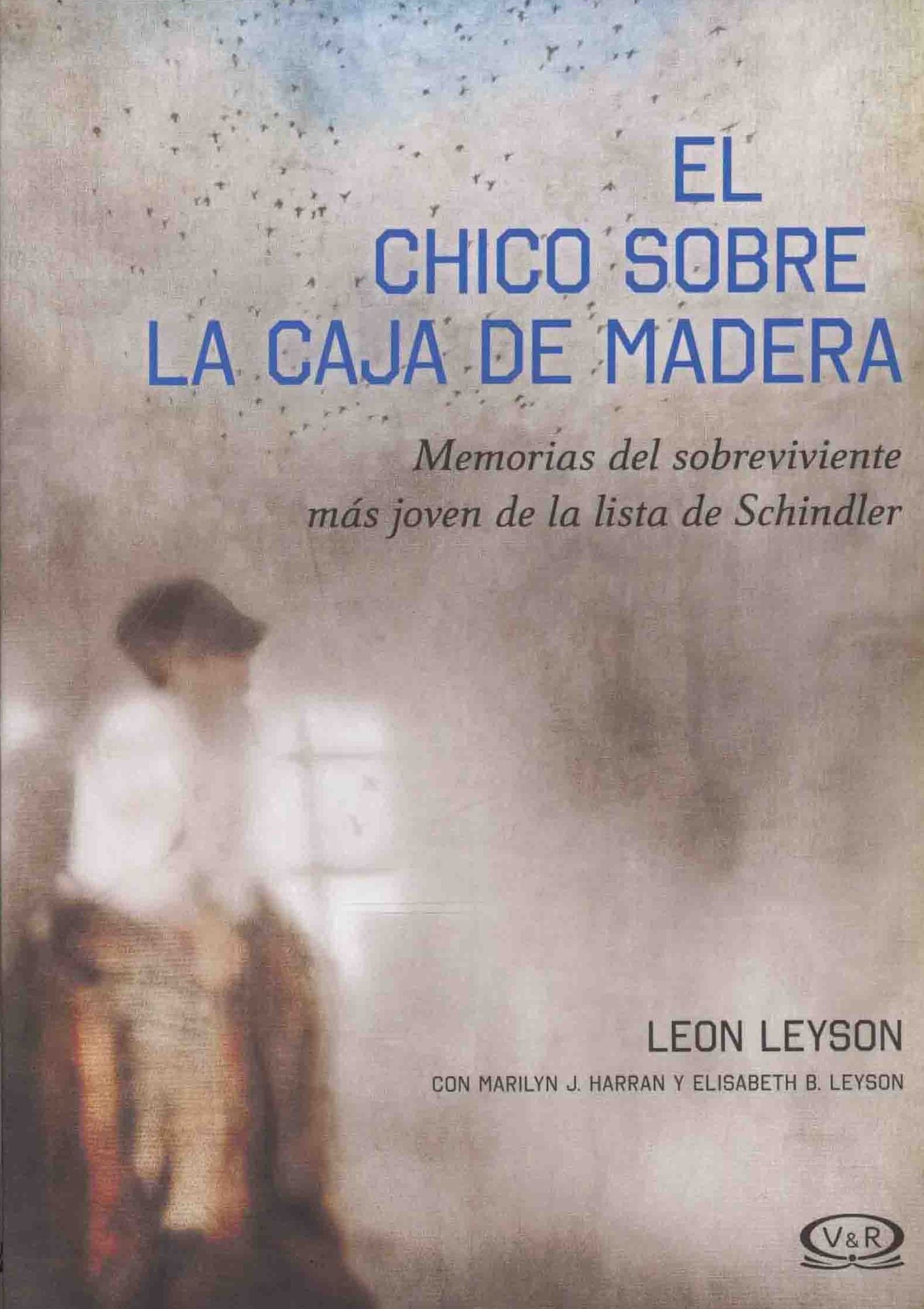 El chico sobre la caja de madera