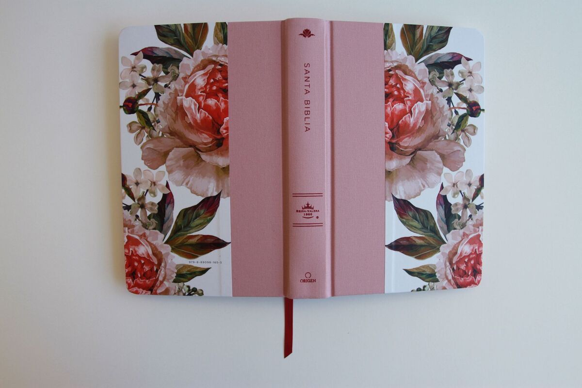 Biblia Reina Valera 1960 letra grande. Tapa dura, tela rosada con flores, tamaño manual con índice / Spanish Bible RVR 1960, Large Print, Hardcover, Pink Cl
