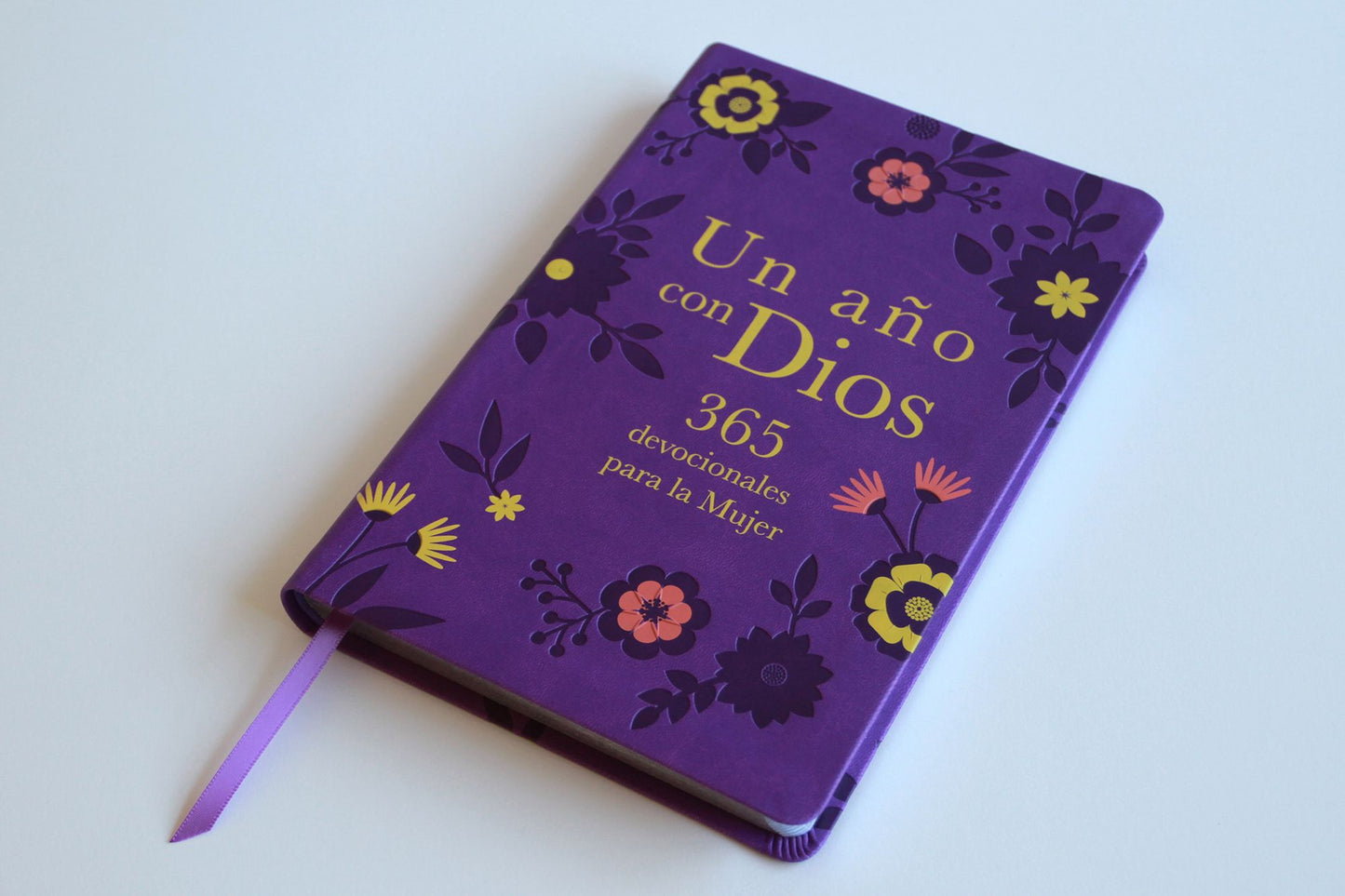 Un año con Dios: 365 devocionales para la mujer / A Year with God. Purple Leathe rsoft: 365 Devotions for Women