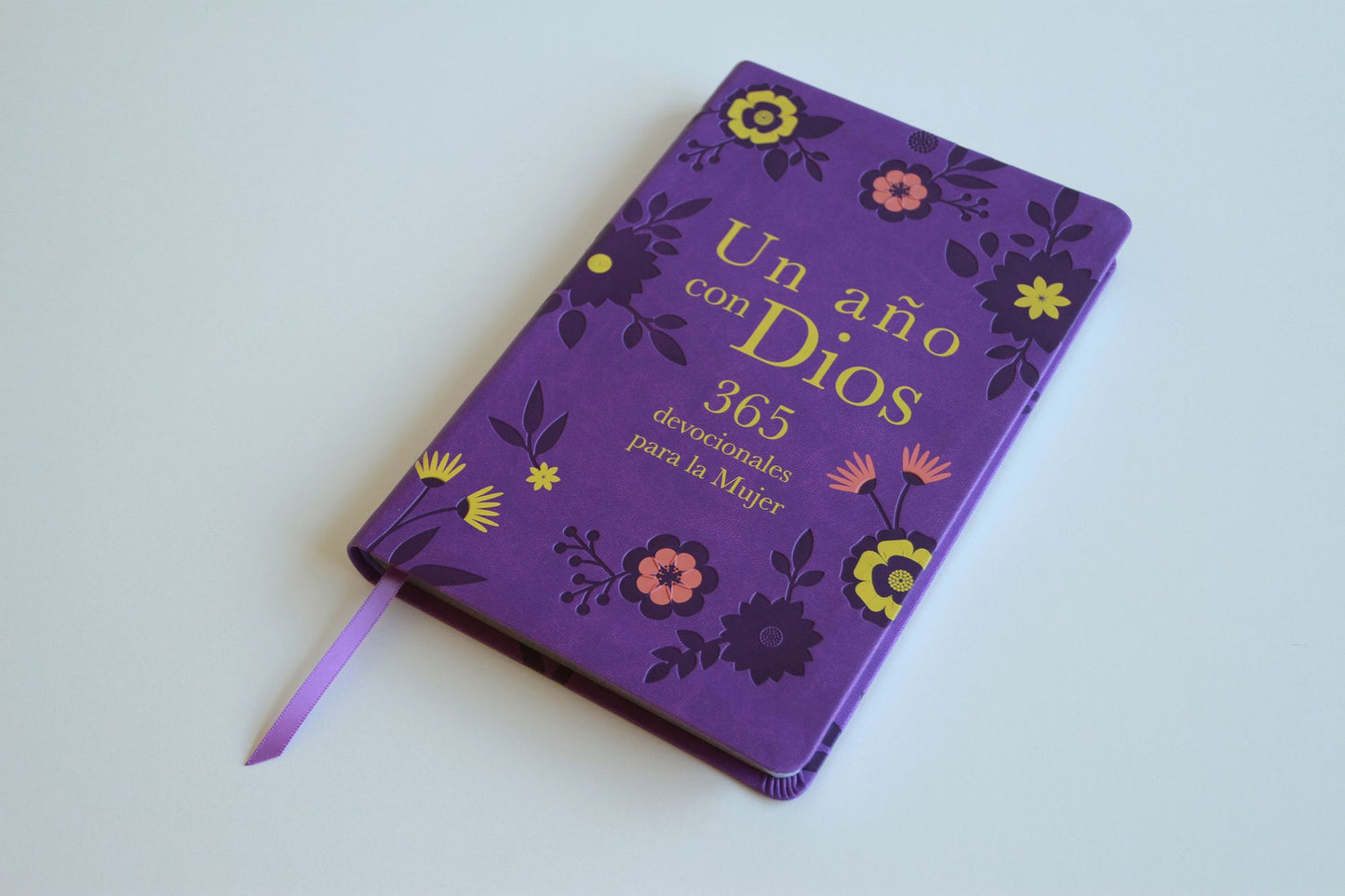 Un año con Dios: 365 devocionales para la mujer / A Year with God. Purple Leathe rsoft: 365 Devotions for Women