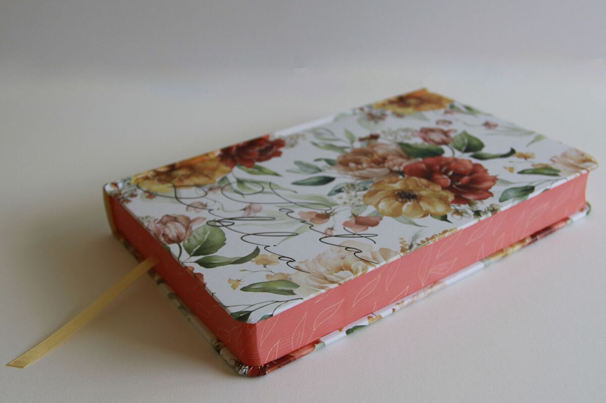 RVR 1960 Tapa Dura Tamaño Manual Flores Rosadas Nombres De Dios / Women floral on time for mother's day